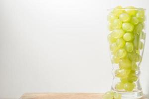uvas en un vaso