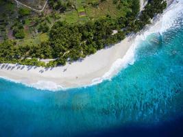 isla fuvahmulah, maldivas, 2020 - vista aérea de un resort de playa foto