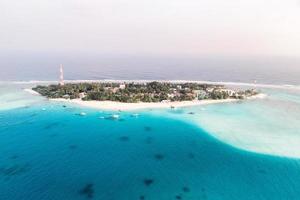 isla fulidhoo al atardecer foto