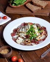 hermosa ensalada de pescado con verduras foto