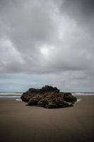 Formación de roca marrón en una playa foto