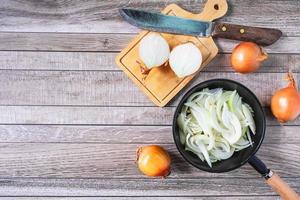 cebolla picada en una sartén foto