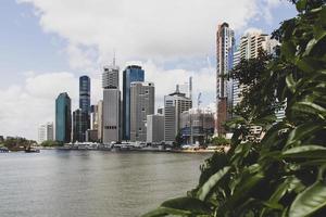 brisbane, australia, 2020 - horizonte de la ciudad cerca de un cuerpo de agua durante el día foto