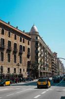 barcelona, españa, 2020 - gente en la acera de la ciudad foto