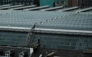 Glasgow, Escocia, 2020 - Paneles solares en una ciudad foto