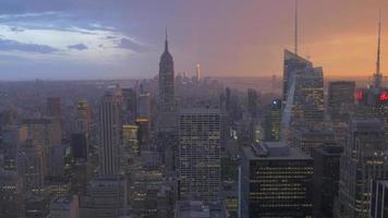 vue sur le toit de l'empire state building au coucher du soleil 4k video