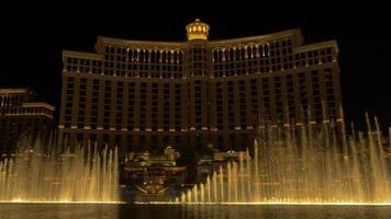 spectacle de fontaines d'eau au bellagio à las vegas 4k video