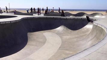 Skateboarder reiten um eine Schüssel am Venice Beach 4k video