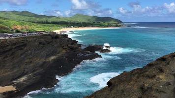 water crasht tegen grillige Hawaiiaanse kust op h-1 snelweg 4k video