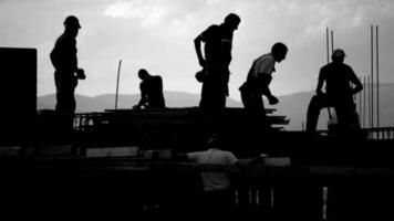 zwart-wit shot van arbeiders 4k stock video