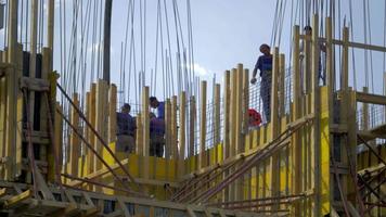 trabalhadores da construção civil enchendo um prédio com cimento 4k stock video