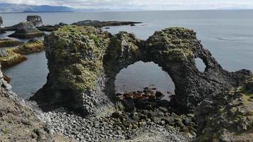 formazione di arco di roccia costiera ad arnarstapi, islanda 4K video