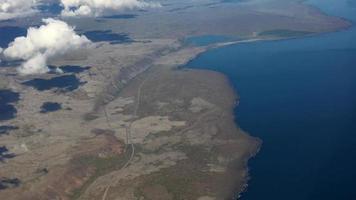 Paso elevado aéreo de la costa de Islandia visto desde el avión 4k video