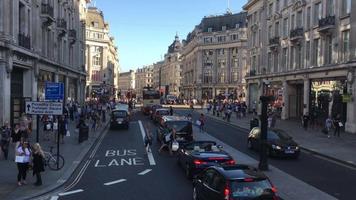 Menschenmassen und Käufer auf der Oxford Street in London, England 4k video