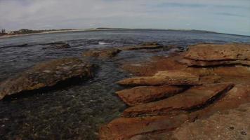 praia rochosa da cronulla na austrália video