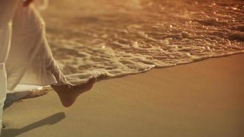 un couple pieds marchant dans l'eau à la plage video