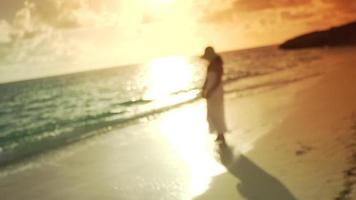 vrouw in witte jurk wandelen op het strand video