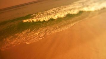 ondas da praia em um dia ensolarado video