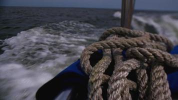 cuerdas en la parte trasera del barco