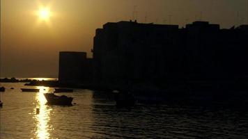 Boote im Sonnenuntergang video