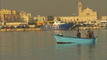 Barco italiano en el puerto mientras la gente pesca video