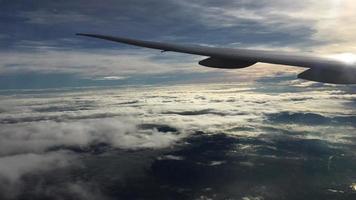 Blick auf Wolken und Flugzeugflügel in der Abenddämmerung video