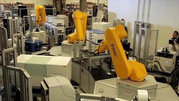 Zeitraffer von Roboterarmen im Labor video