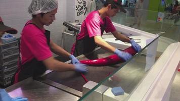 Travailleurs roulant des bonbons dans un magasin de bonbons asiatiques video