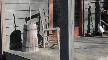 cena bucólica da varanda de uma casa de fazenda com uma batedeira e cadeira video