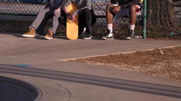 reposant sur un banc de parc video