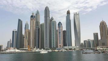 Blick vom Wasser der Dubai Innenstadt Skyline 4k video