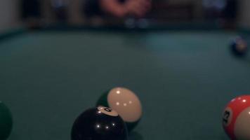 Person, die ein Poolspiel bricht 4k video