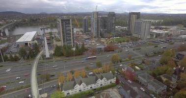 drone-viaductbeelden van snelweg in Portland, of video