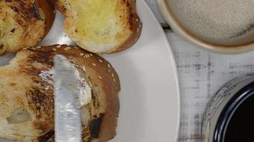 manteiga e pão no café da manhã video