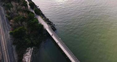 flygfoto av fotgängare på liten bro över vatten video