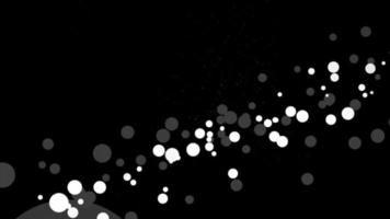 flache Graustufenkreise, die sich auf 4k schwarzem Hintergrund mit Partikeln bewegen video