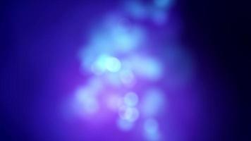 boucle de lumières bokeh douces flottant sur fond violet 4k video