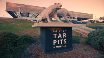 tiro de seguimiento de los pozos de alquitrán de la brea y la entrada del museo en 4k video