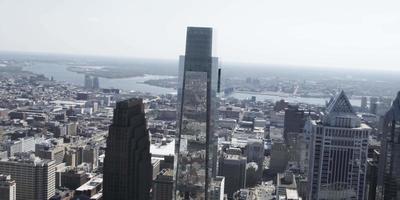 4 k luchtfoto drone shot van comscast center en liberty place-gebouwen op philadelphia video