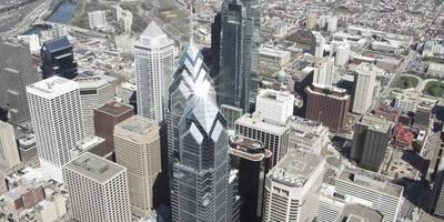 Colpo di drone aereo 4 k di edifici liberty place con riflessi del sole su philadelphia video