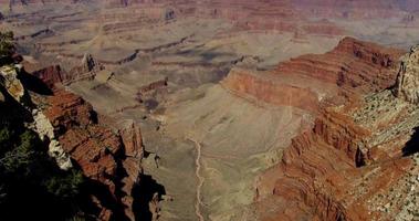 Prise de vue panoramique lente remontant du canyon rouge et d'une vallée profonde en 4k video