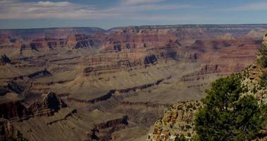 panoramica delle pareti, vette e valli del canyon rosso in 4K video