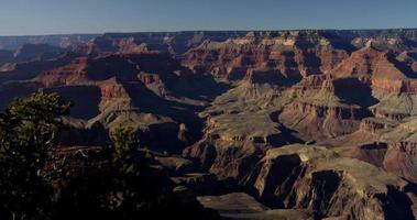 Tir panoramique lent allant à droite du canyon rouge, des pics et des vallées 4k video