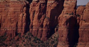 Toma panorámica de las paredes rojas y los picos de un cañón en 4k video