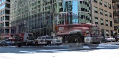 Zeitraffer von Fahrzeugen und Personen, die sich in 4 km auf der Straße bewegen video