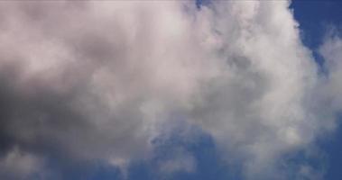 Laps de temps d'un nuage cumulus sombre traversant la scène de gauche à droite en 4k video