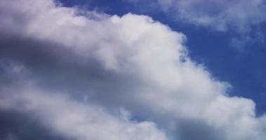 Zeitraffer von Zirrus- und Cumuluswolken, die sich langsam mit kleinen Wirbeln in 4k bewegen video