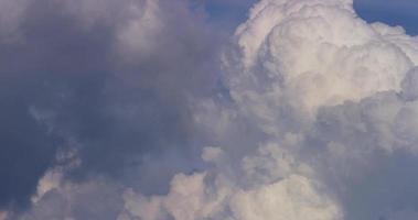 lapso de tempo de nuvens cúmulos gigantes brancas crescendo para a câmera em 4k video