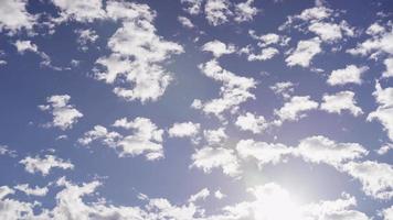 Laps de temps du groupe de nuages altocumulus se déplaçant sur le ciel bleu avec des fusées éclairantes au fond en 4k video