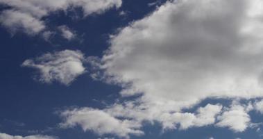 time-lapse van grote grijze stapelwolken die zich van de camera op blauwe hemel in 4k verplaatsen video